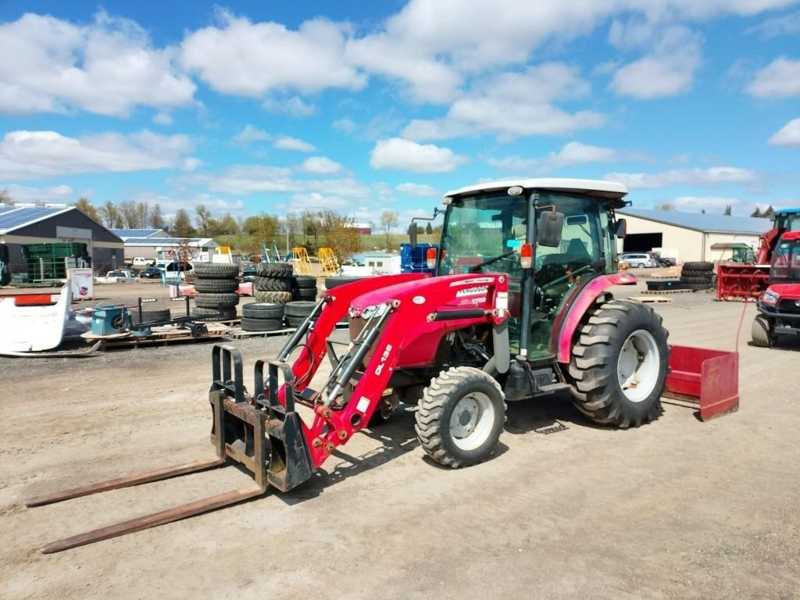 Massey Ferguson 1758 Tractor Loader photo